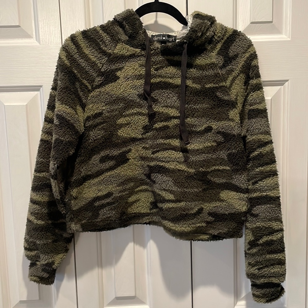 Derek Heart Camo Sherpa Crop Hoodie